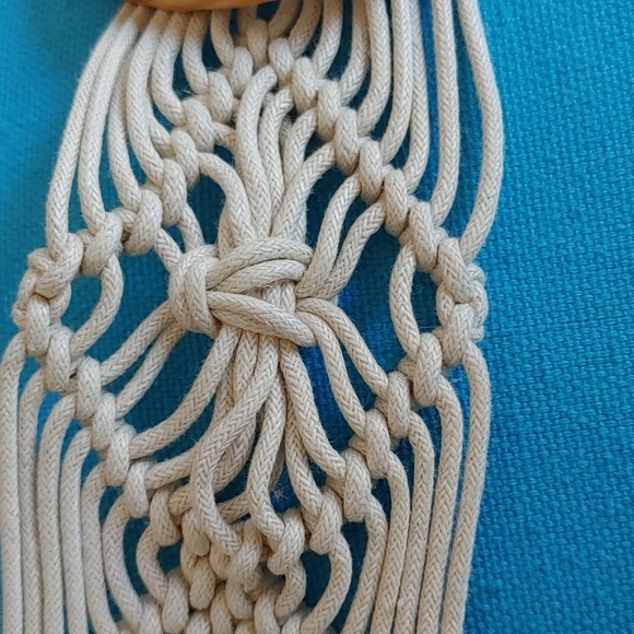 💚Handmade Ecru Macrame & Wood Belt with Fringe - Picture 4 of 7